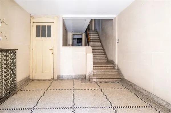 Elegant 1920s Mansion with Six Bedrooms in Etterbeek, Brussels - Image 3