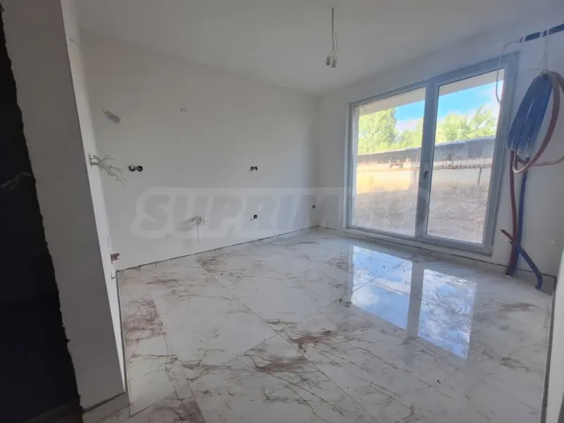 Spacious Apartment with Garden in Sofia's Obelya Area - Image 5