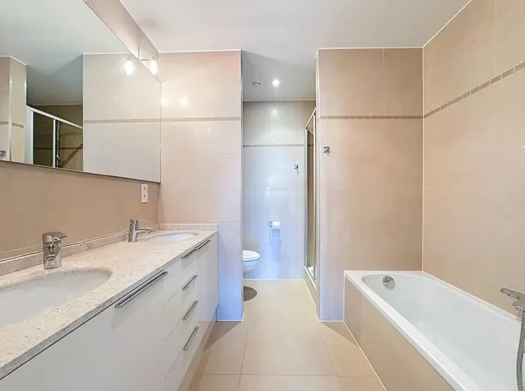 Spacious 4 Bedroom Duplex with Terrace & Parking in Brussels - Image 4