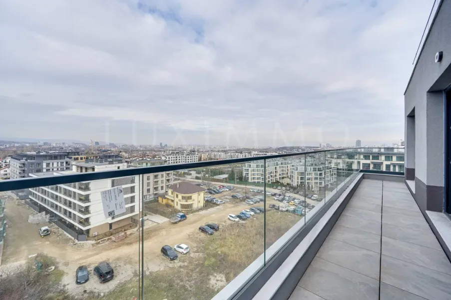 Panoramic Terrace Apartment with Mountain Views in Sofia - Image 3