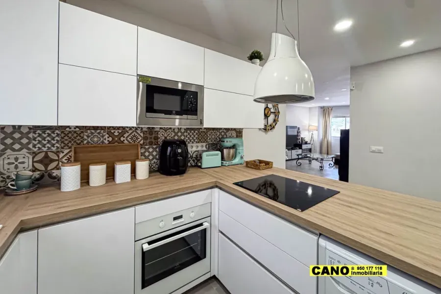 Spacious, Renovated Apartment with Stunning Sea Views in Almería - Image 5