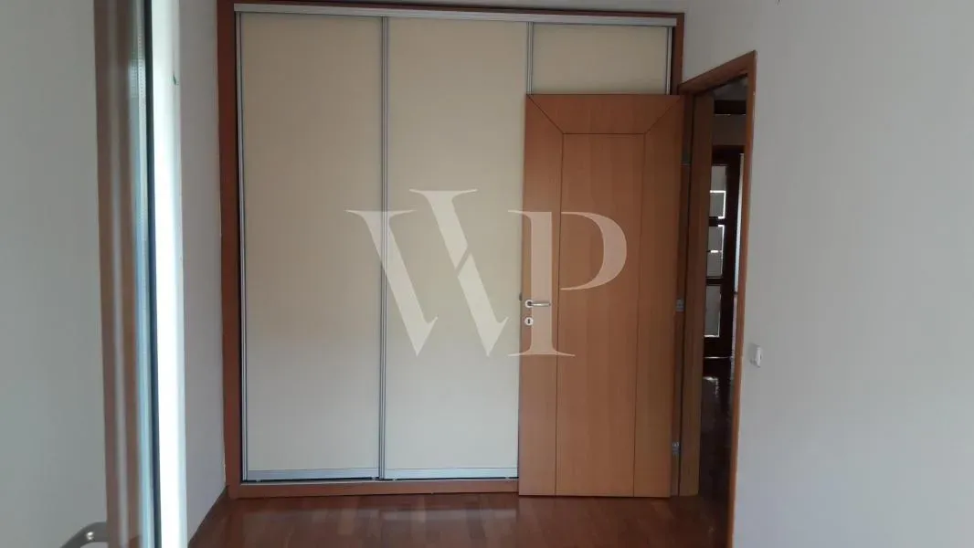 Spacious 3BR Apartment with Garage in Belgrade's Vračar District - Image 1