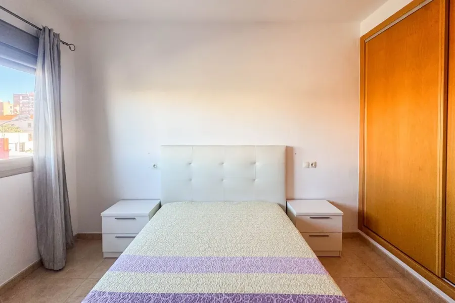 Spacious 2-Bedroom Apartment in Almería with Modern Amenities - Image 1
