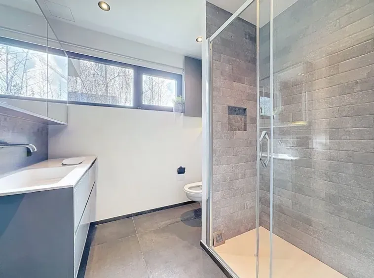 Spacious 4-Bedroom House with Garage in Prime Uccle Location - Image 2