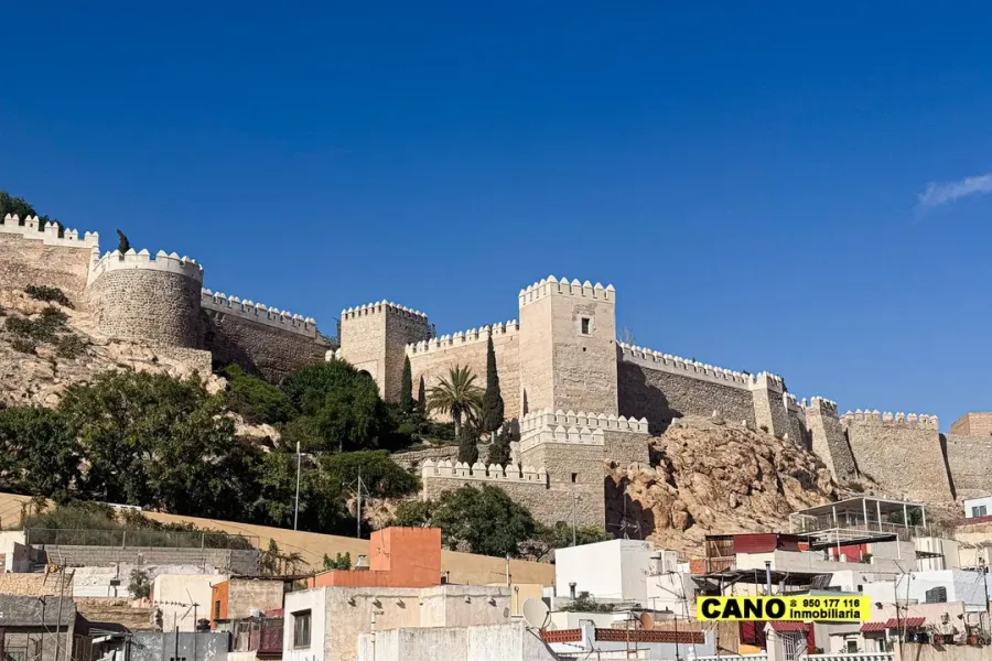 Spacious 4-Bedroom Apartment in Central Almería - Ready to Move In - Image 4