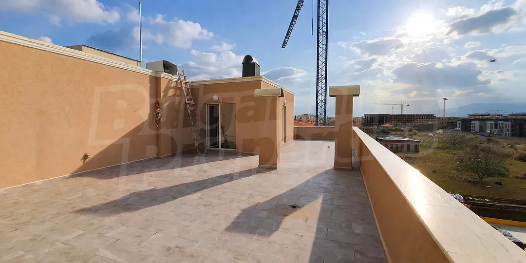 Spacious One-Bedroom Apartment with Rooftop Terrace in Ostromila - Image 1