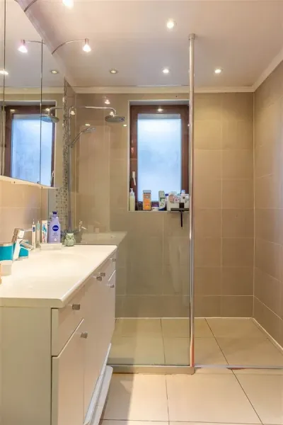 Charming 3-Bedroom Semi-Detached House with Garden & Parking in Anderlecht - Image 2