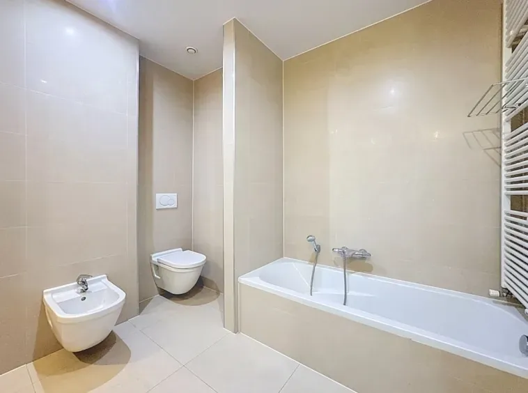 Spacious 4 Bedroom Duplex with Terrace & Parking in Brussels - Image 2