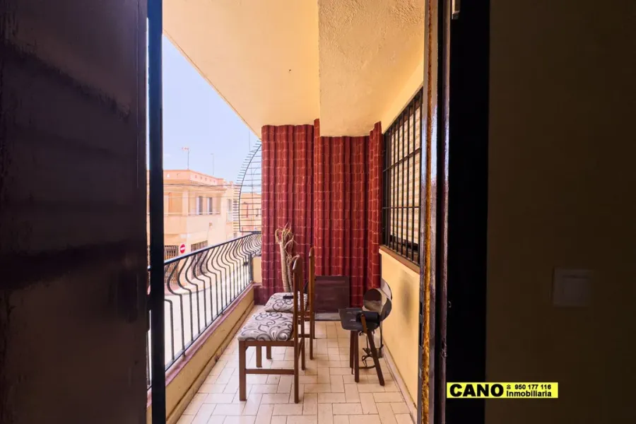 Spacious 4-Bedroom Apartment in Sunny Roquetas de Mar, Spain - Image 4