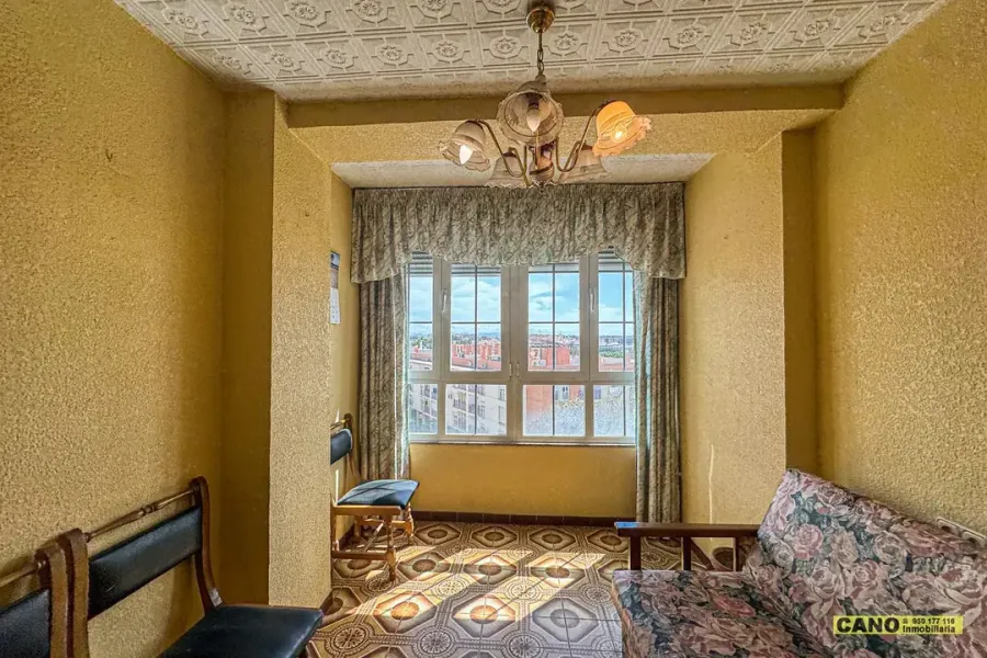 Spacious 4-Bedroom Apartment in Almería with Elevator for Sale - Image 5