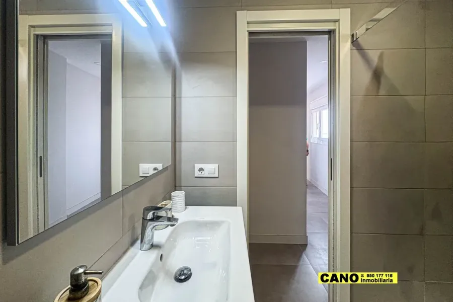 Spacious, Renovated Apartment with Stunning Sea Views in Almería - Image 2