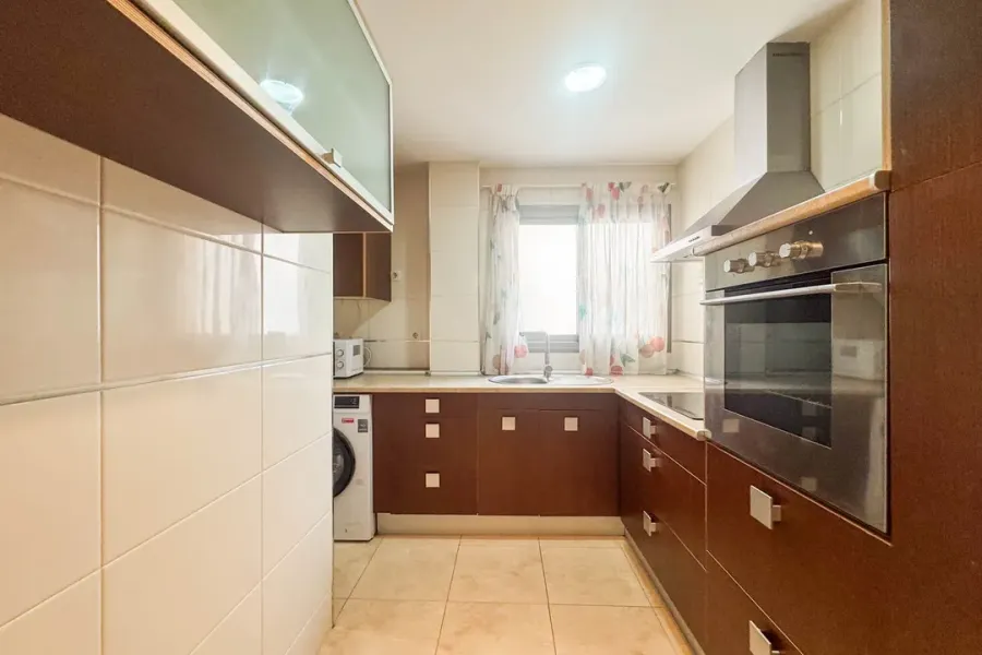 Spacious 2-Bedroom Apartment in Almería with Modern Amenities - Image 4