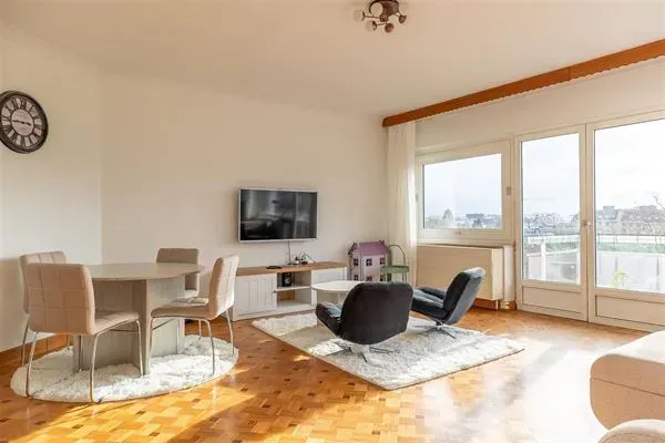 Spacious Anderlecht Apartment with Ponds Views & Garage Box - Image 2