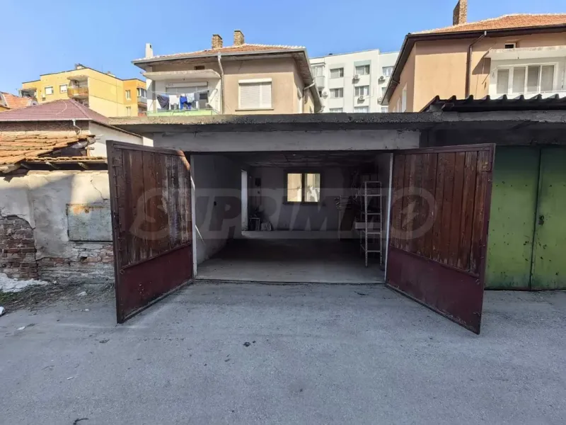 Spacious 2-Bed Apartment w/ Garage & Garden - Image 4