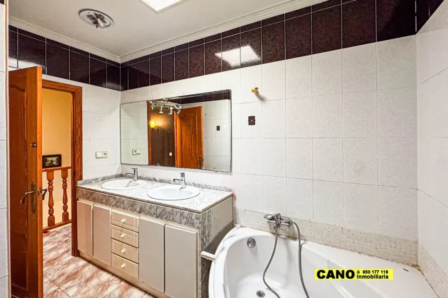 Spacious 4-Bedroom Dúplex Apartment in Prime Aguadulce Location - Image 5