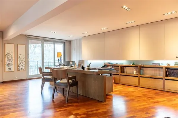 Spacious 3-Bedroom Apartment with Parking in Winston Churchill, Ukkel - Image 1