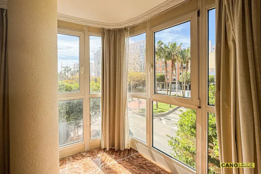 Spacious 4-Bedroom Apartment with Lift in Prime Almería Rambla Location - Image 5
