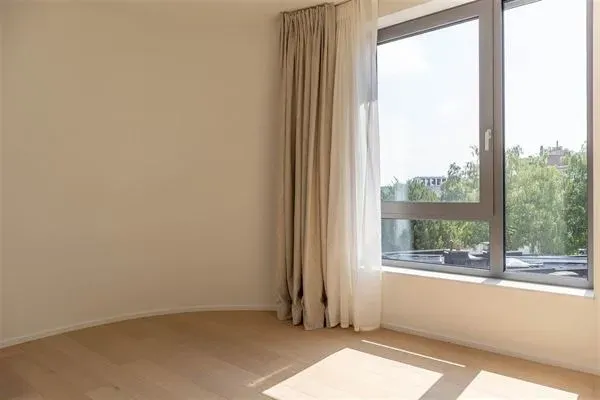 Spacious South-Facing Penthouse with Terrace in Ukkel, Belgium - Image 4