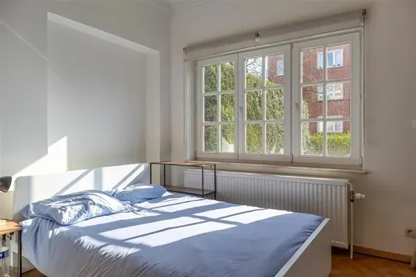 Spacious 4-Bedroom House with Rooftop & Parking in Ukkel - Image 2