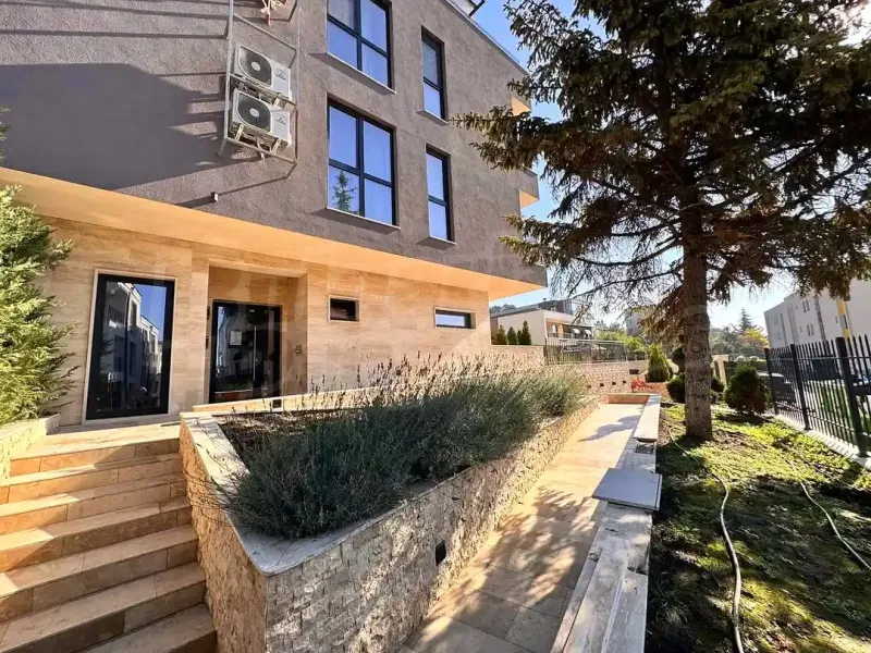 Spacious 3-Bed Apartment in Briz, Varna – Garden & Garage - Image 2