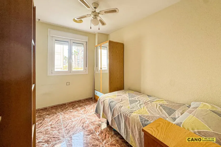 Spacious 4-Bedroom Apartment with Lift in Prime Almería Rambla Location - Image 4