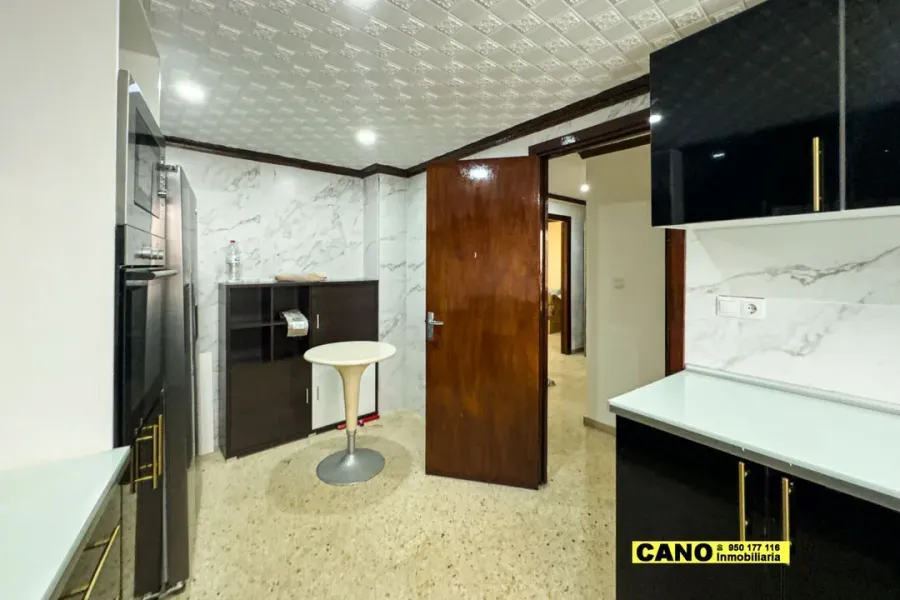 Spacious 4-Bedroom Apartment in Sunny Roquetas de Mar, Spain - Image 1