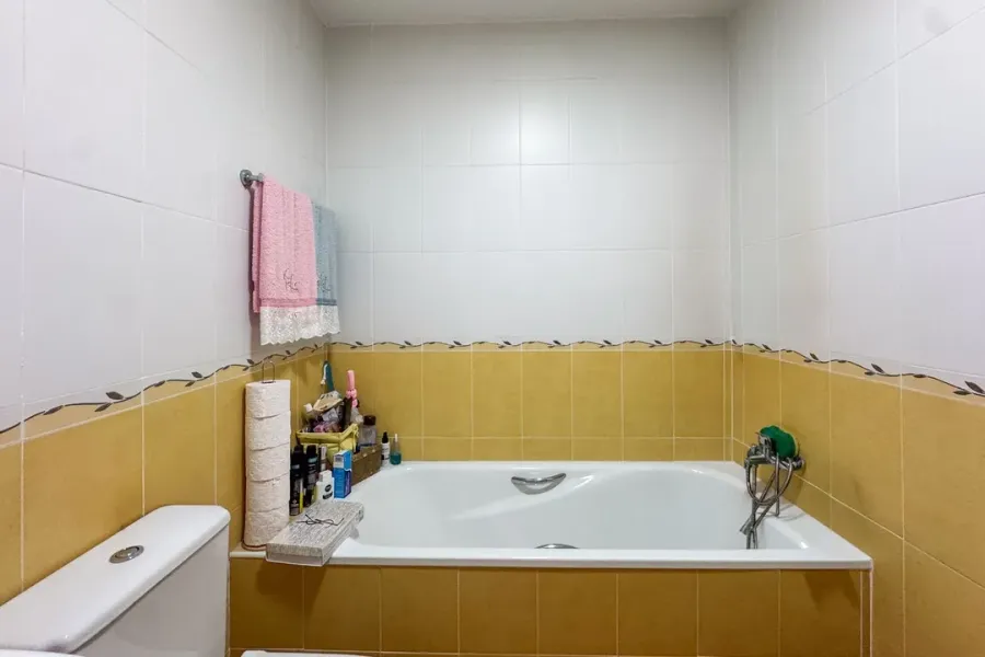 Spacious 5-Bedroom Triplex with Large Terrace in Almería - Image 1