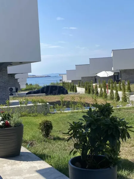 Spacious Beach House with Stunning Sea Views - Image 4