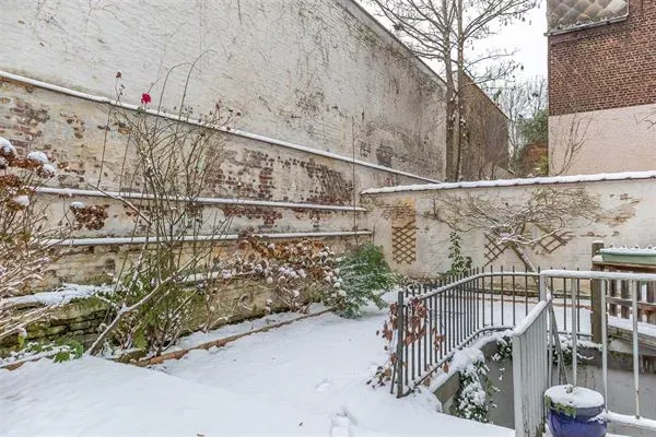 Charming 1-Bedroom Apartment with Terrace in Saint-Gilles, Belgium - Image 4