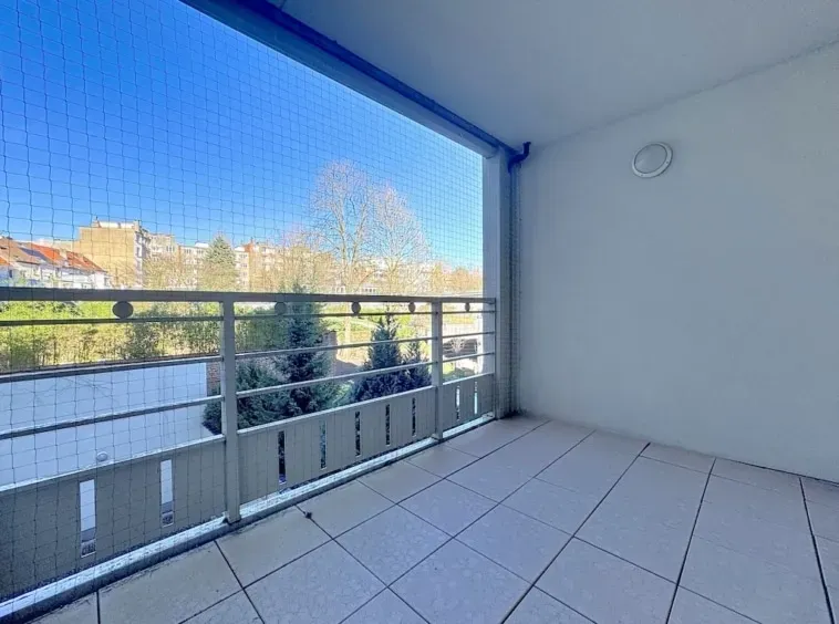 Spacious 4 Bedroom Duplex with Terrace & Parking in Brussels - Image 3