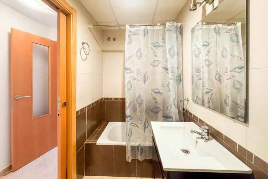 Spacious 2-Bedroom Apartment in Almería with Modern Amenities - Image 5