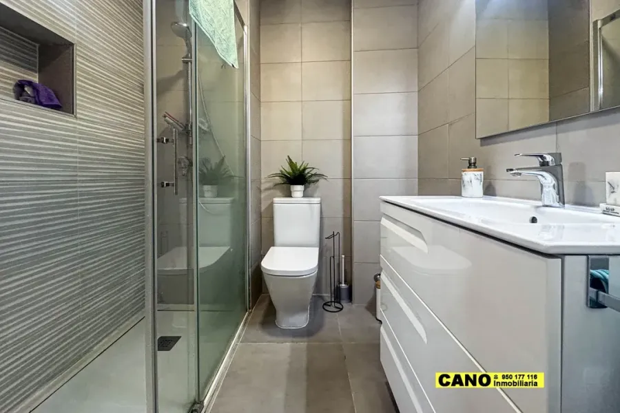 Spacious, Renovated Apartment with Stunning Sea Views in Almería - Image 3