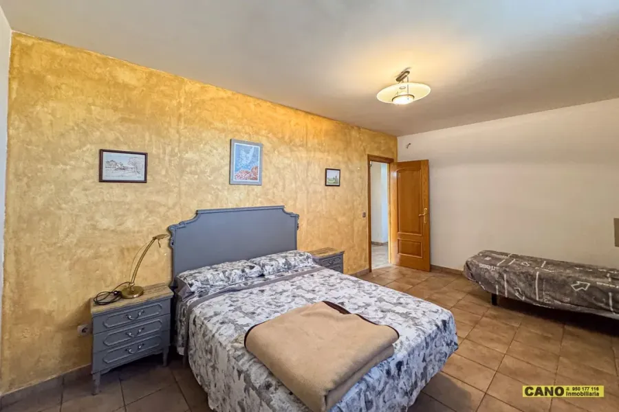 Spacious 4 Bedroom Chalet with Land in Tranquil Berja, Spain - Image 4