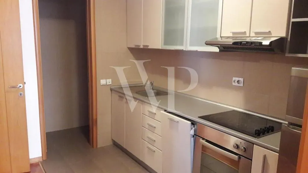 Spacious 3BR Apartment with Garage in Belgrade's Vračar District - Image 3