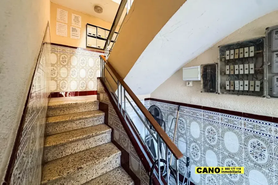 Spacious 2-Bedroom Apartment in the Heart of Almería, Spain - Image 2