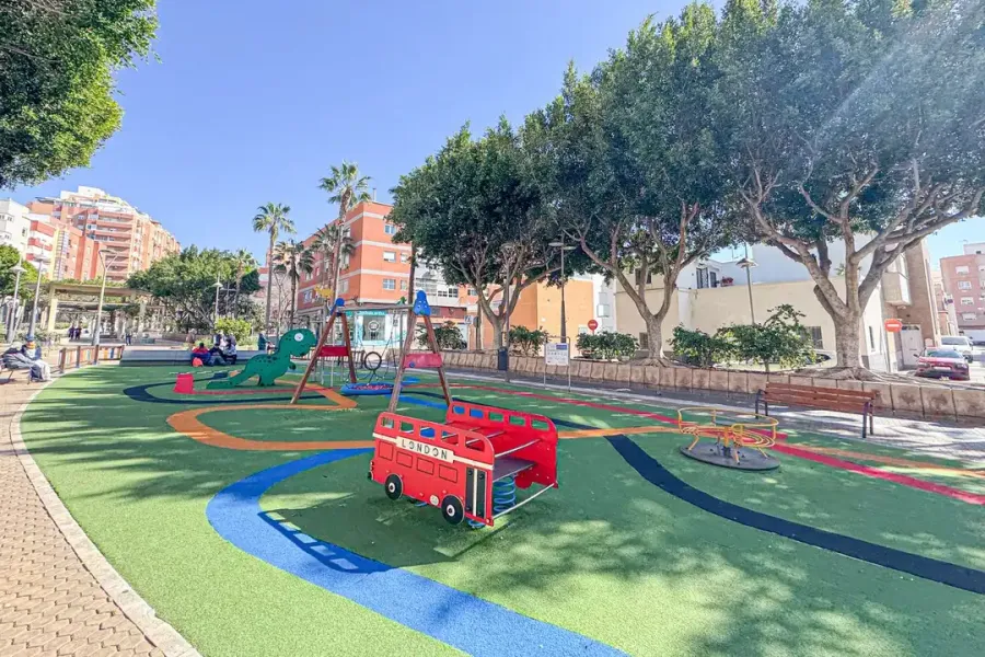 Spacious 3-Bedroom Apartment in Almería Capital with South-East Exposure - Image 1