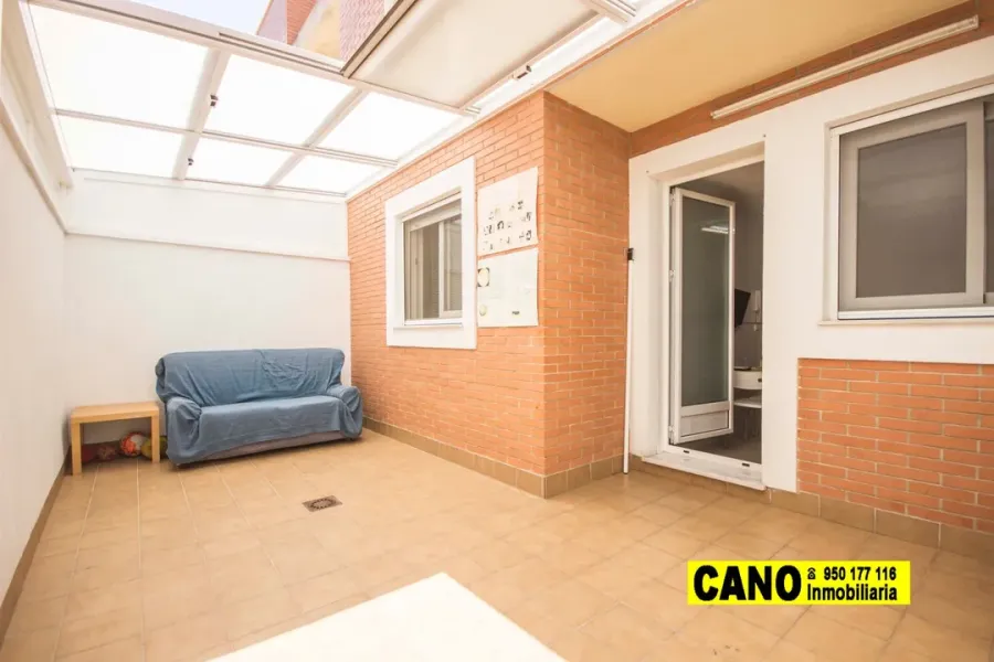 Spacious Triplex in Villablanca, Almería - 5 Bedrooms, 3 Bathrooms - Image 4