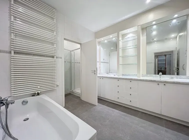 Spacious Brussels Triplex with Terraces – 4 Bedrooms, Central Location - Image 2