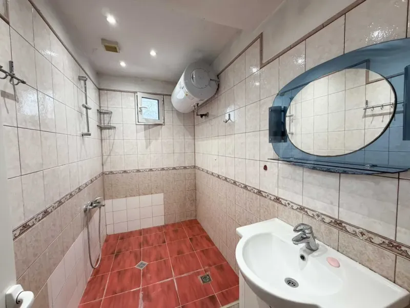 Spacious 3-Bedroom Apartment in Plovdiv's Kurchuk Paris - Image 4