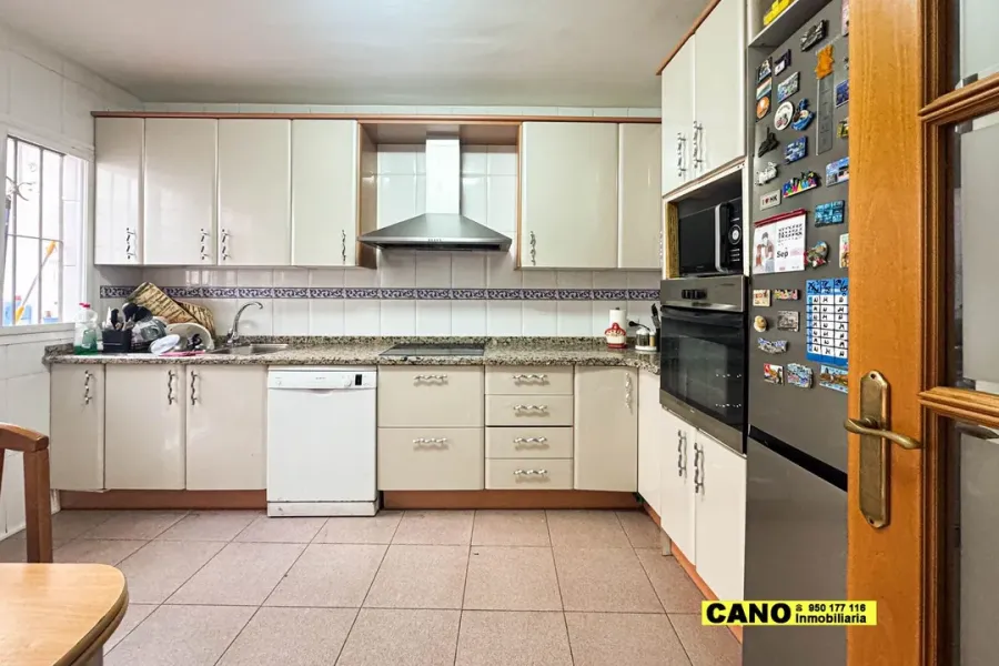 Spacious 4-Bedroom Apartment in Central Almería - Ready to Move In - Image 2