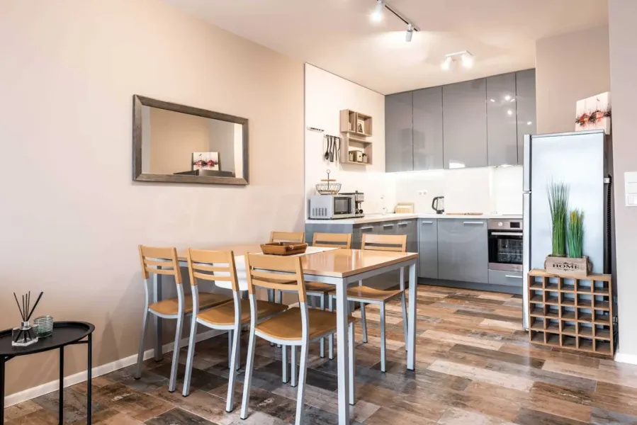 Stylish Varna Apartment with Parking & Sea Views - Image 2