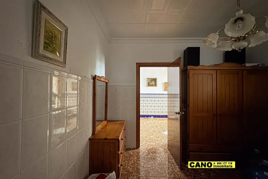 Spacious 4-Bedroom House in Viator with Porch and Garden for Sale - Image 5