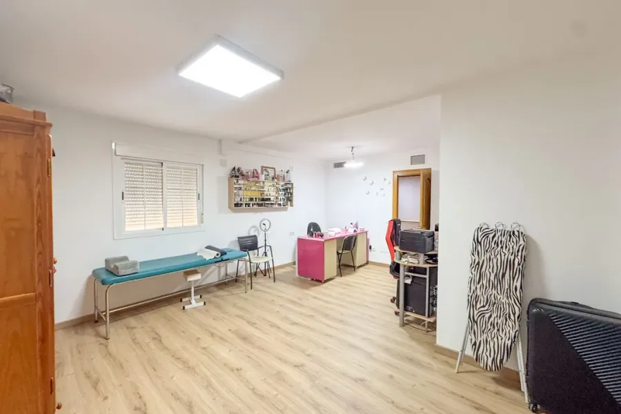 Spacious 5-Bedroom Triplex with Large Terrace in Almería - Image 3