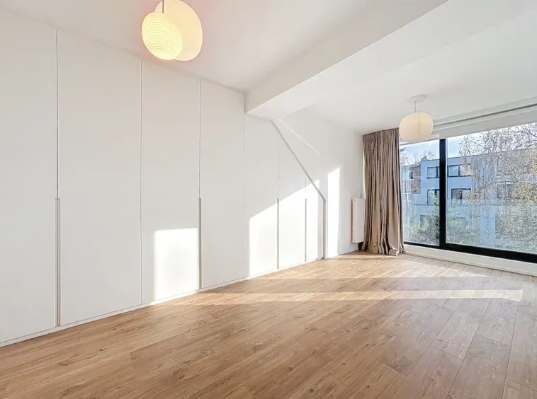 Spacious 4-Bedroom House with Garage in Prime Uccle Location - Image 1