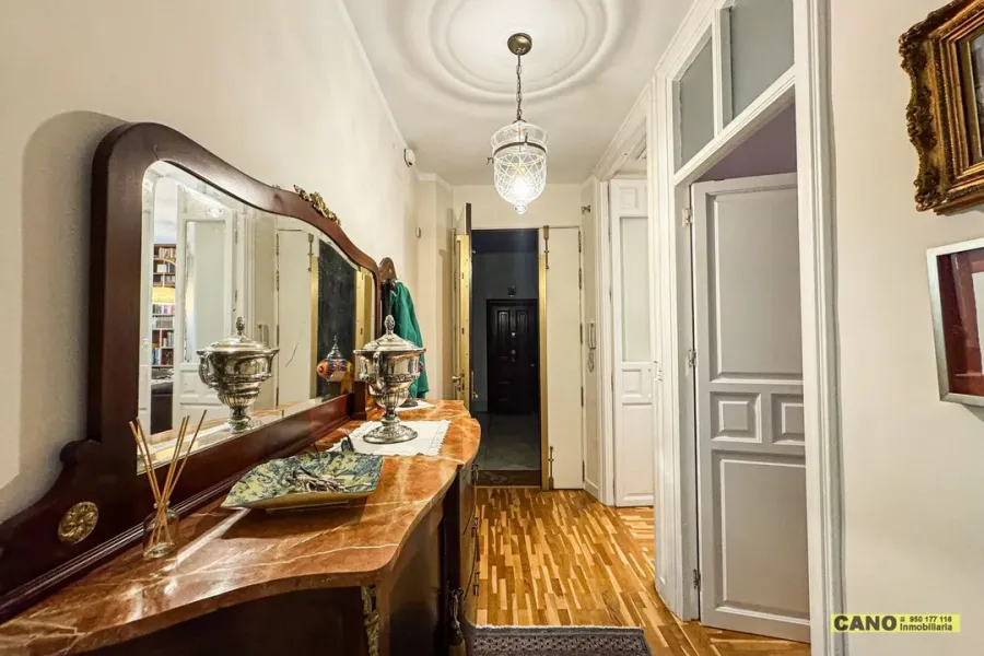 Historic Apartment in Almería - 3 Bedrooms, 2 Bathrooms, Elevator - Image 1