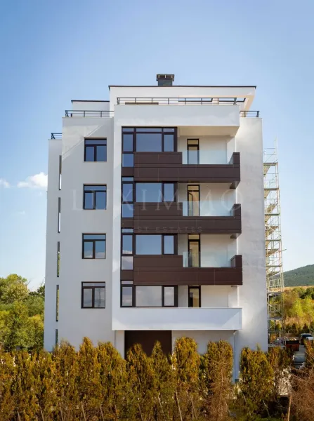 Spacious One-Bedroom Apartment Near Cable Car & Park - Image 4