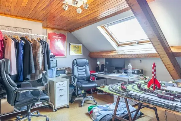 Charming 3-Bedroom Semi-Detached House with Garden & Parking in Anderlecht - Image 5