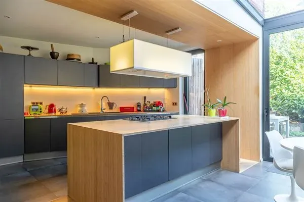 Uccle Border Townhouse: Four Bedrooms, Authentic Charm & Heritage. - Image 3