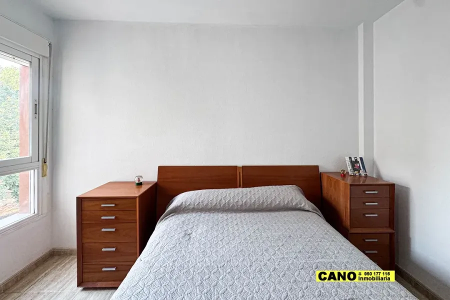 Spacious 4-Bedroom Triplex Apartment in El Ejido, Spain - Image 1