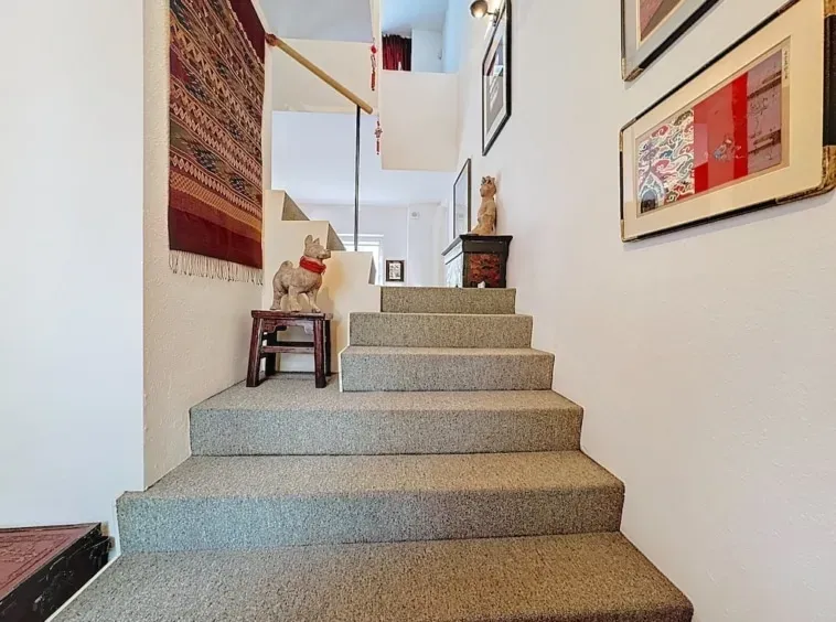 Spacious 3-Bedroom House with Outdoor Space in Brussels' Sablon - Image 2